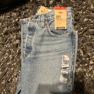 Women Levi 501 cropped 28x26